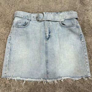 Denim skirt with removable belt